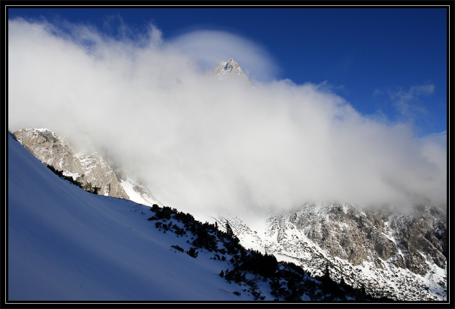 Der Torstein beim Aufstieg auf die Eiskarlschneid