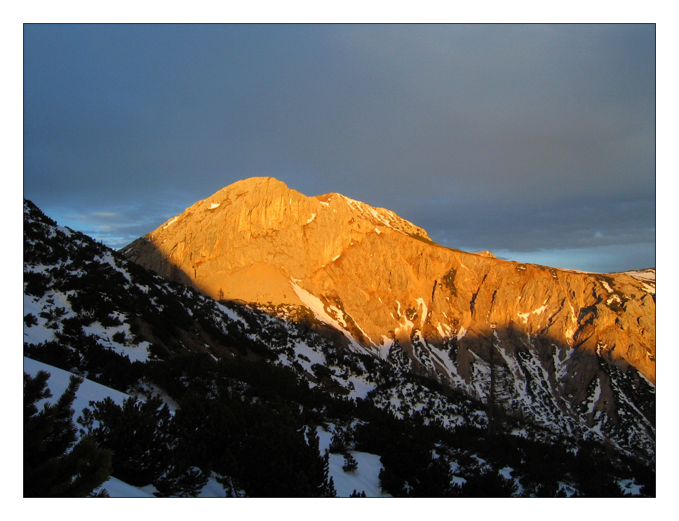 Felswand im Licht der untergehenden Sonne