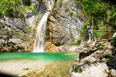 Ingrid bewundert den Wasserfall