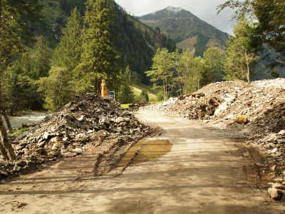 Baumaschinen und Räumgeräte säumen den Weg