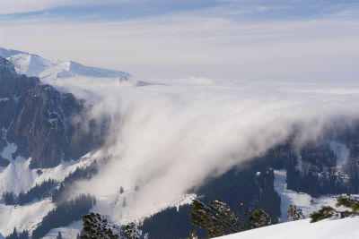 Nebel schiebt sich aus Oberösterreich über den Arlingsattel