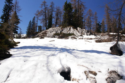 Tückische Felsspalten unter der instabilen Schneedecke