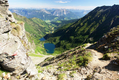 Tiefblick von der Neualmscharte auf Hüttensee und Obersee