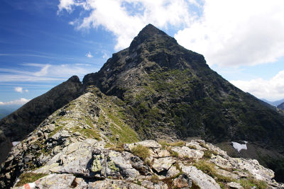 Der finstere, steile Gipfelaufbau der Hochwildstelle