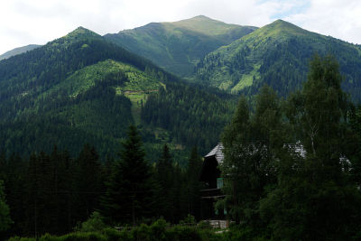 Mehr als 1.000 Höhenmeter ragt der Bruderkogel über das Tal