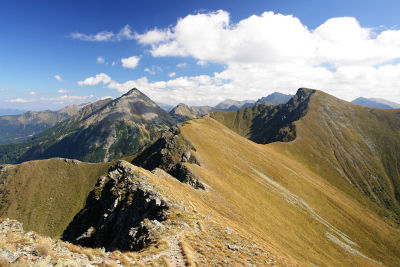 Blick vom Geierkogel über den Grat zum Sonntagkogel (rechts). Links hinten der Große Grießstein.